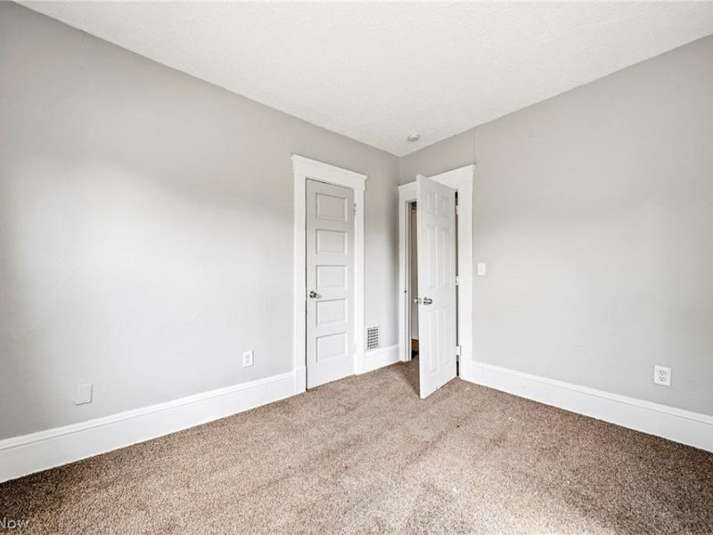 10929 Tacoma Avenue, Cleveland, OH 44108 Photo 18