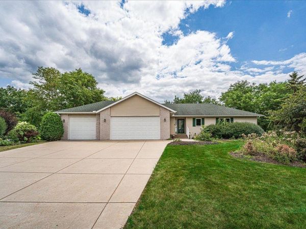 1060 Dennis Street S, Maplewood, MN 55119
