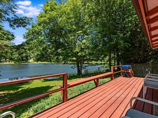 907 Plymouth Lake Dr, Stillwater, NJ 07860