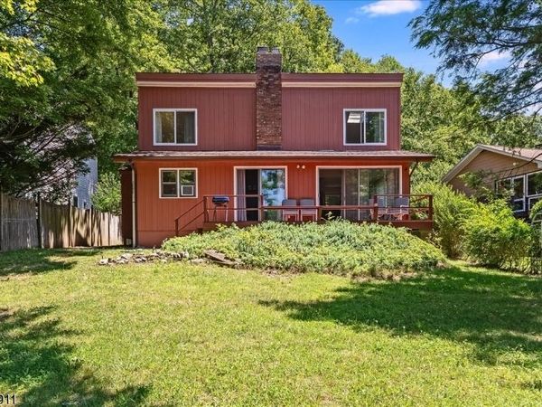 907 Plymouth Lake Dr, Stillwater, NJ 07860
