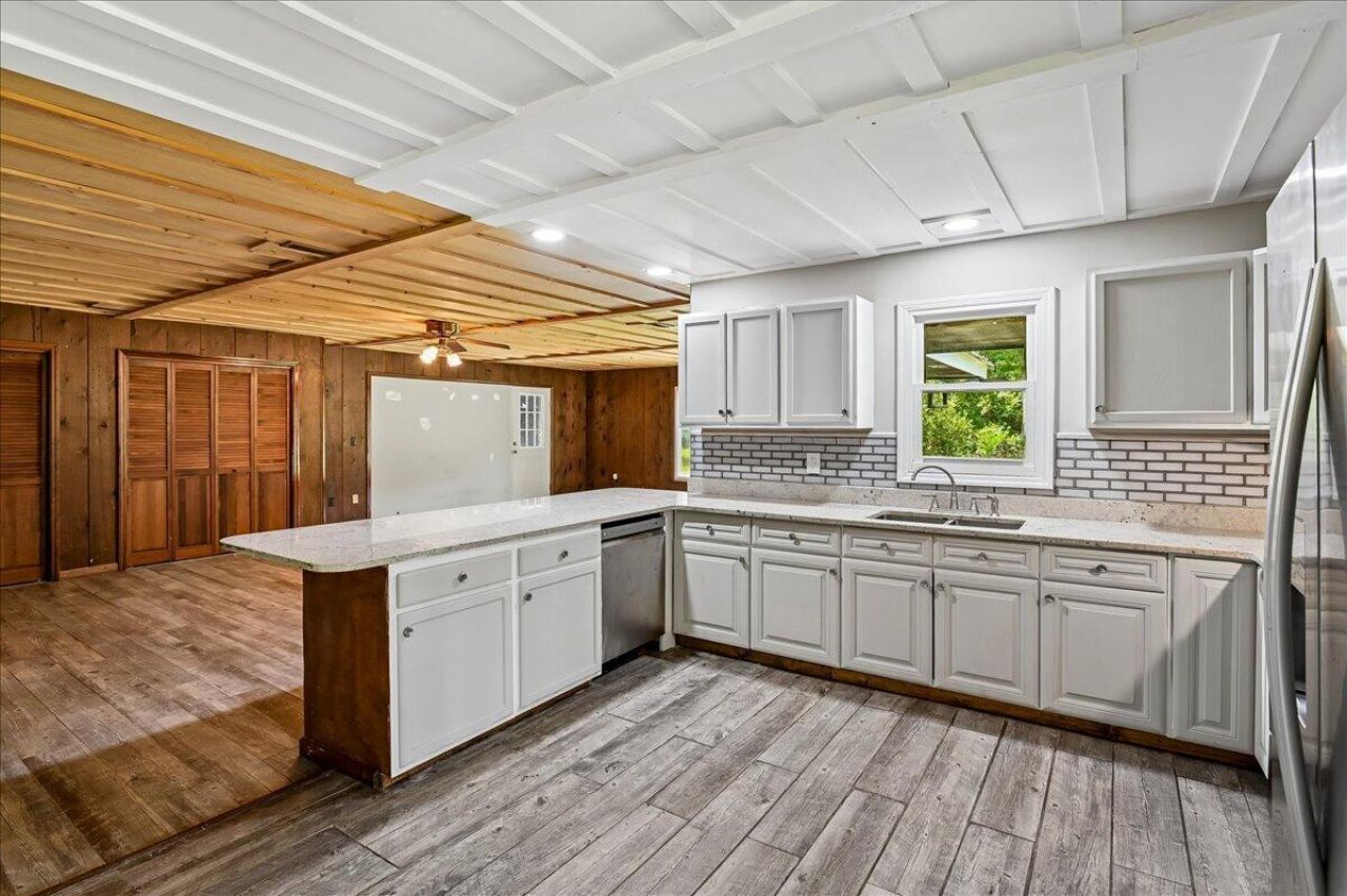 148 Claussen Street Photo 11