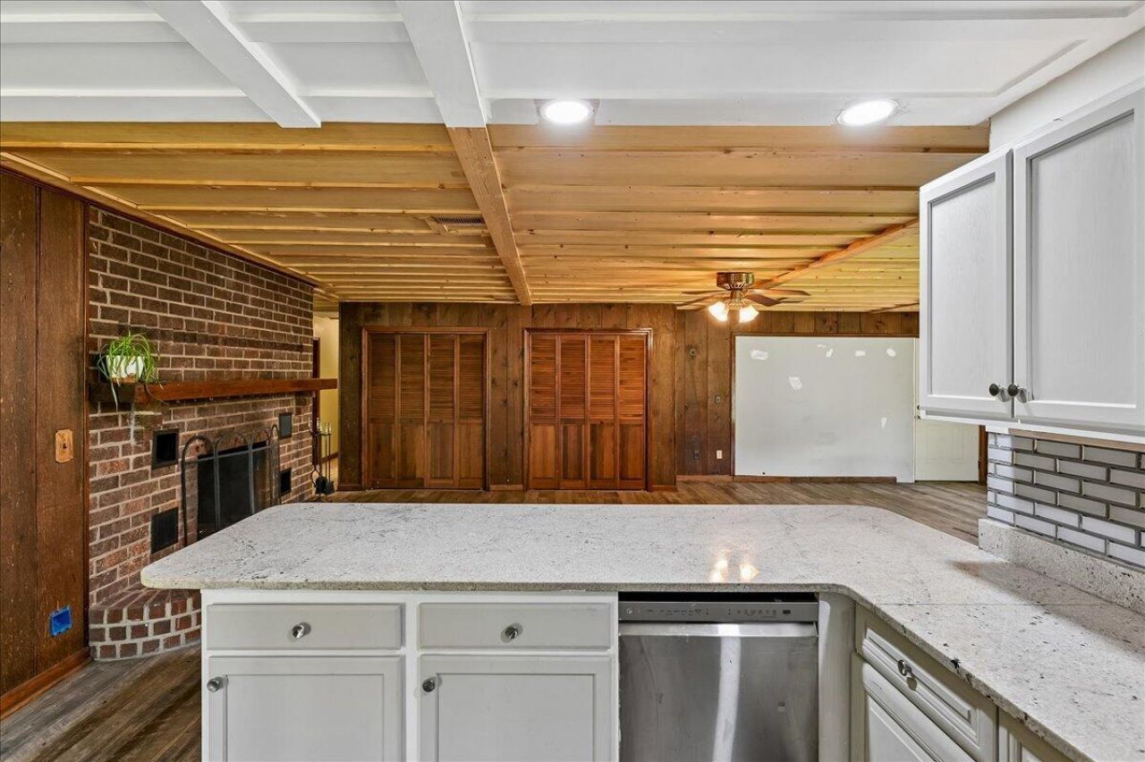 148 Claussen Street Photo 12