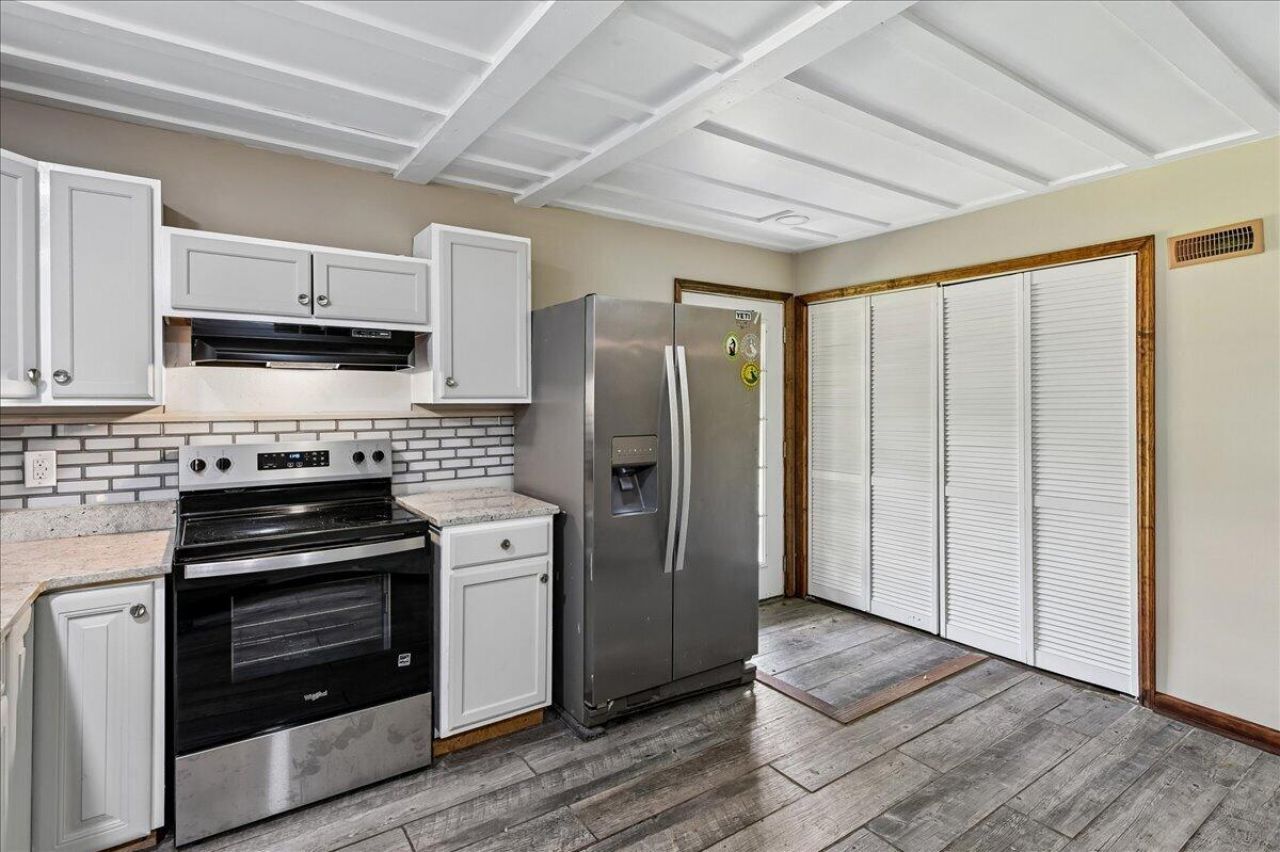 148 Claussen Street Photo 13