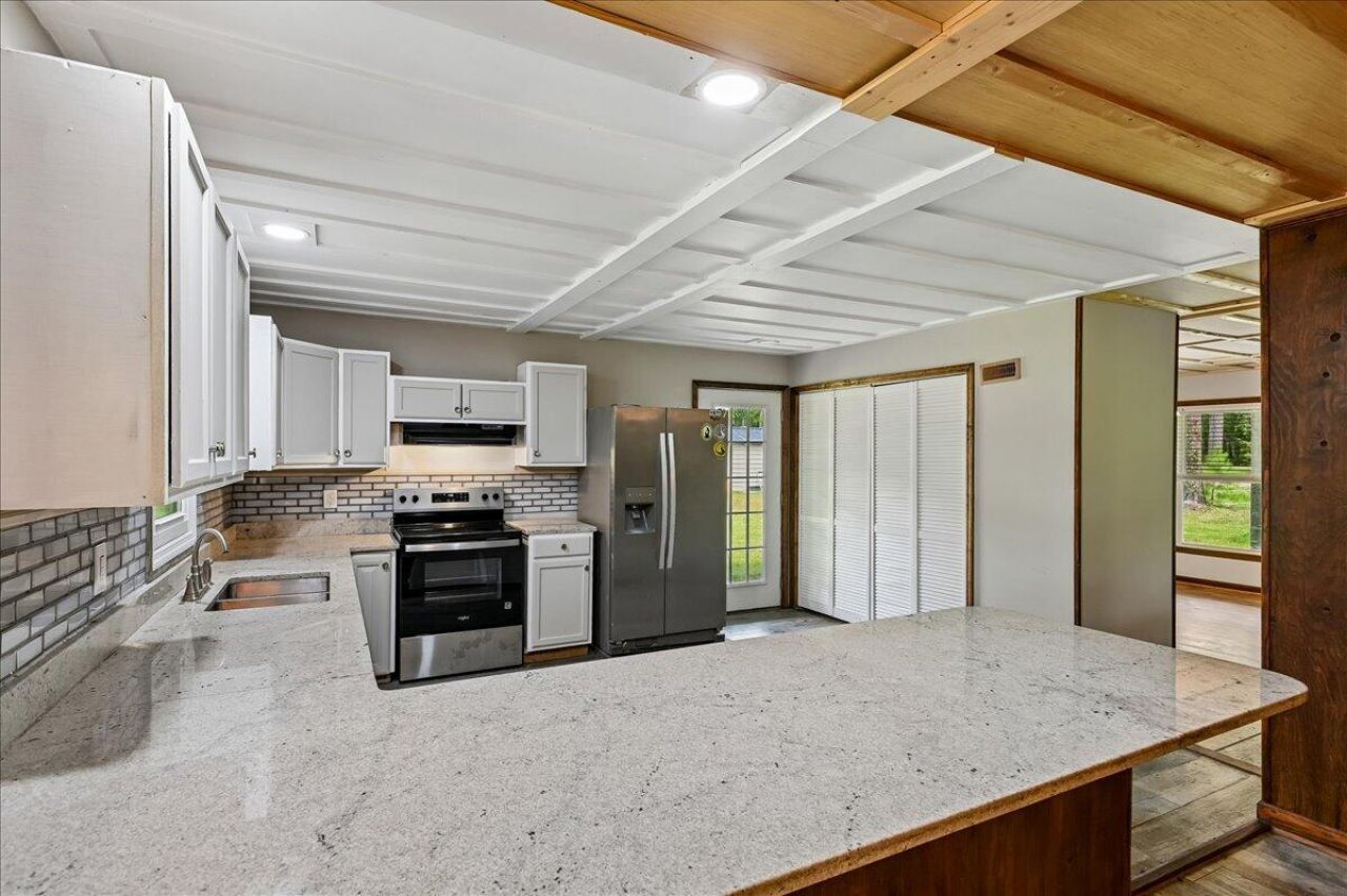 148 Claussen Street Photo 15