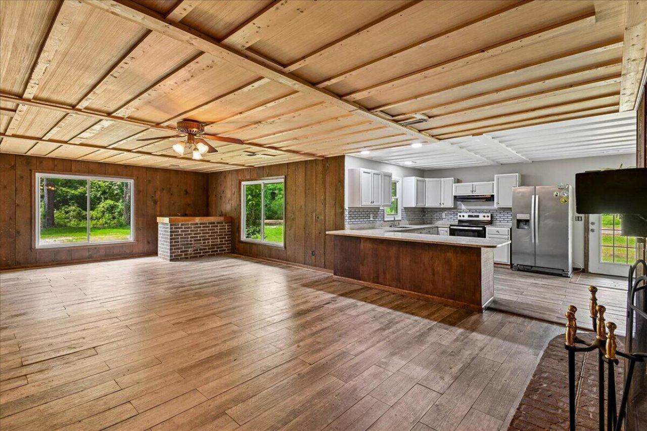 148 Claussen Street Photo 16