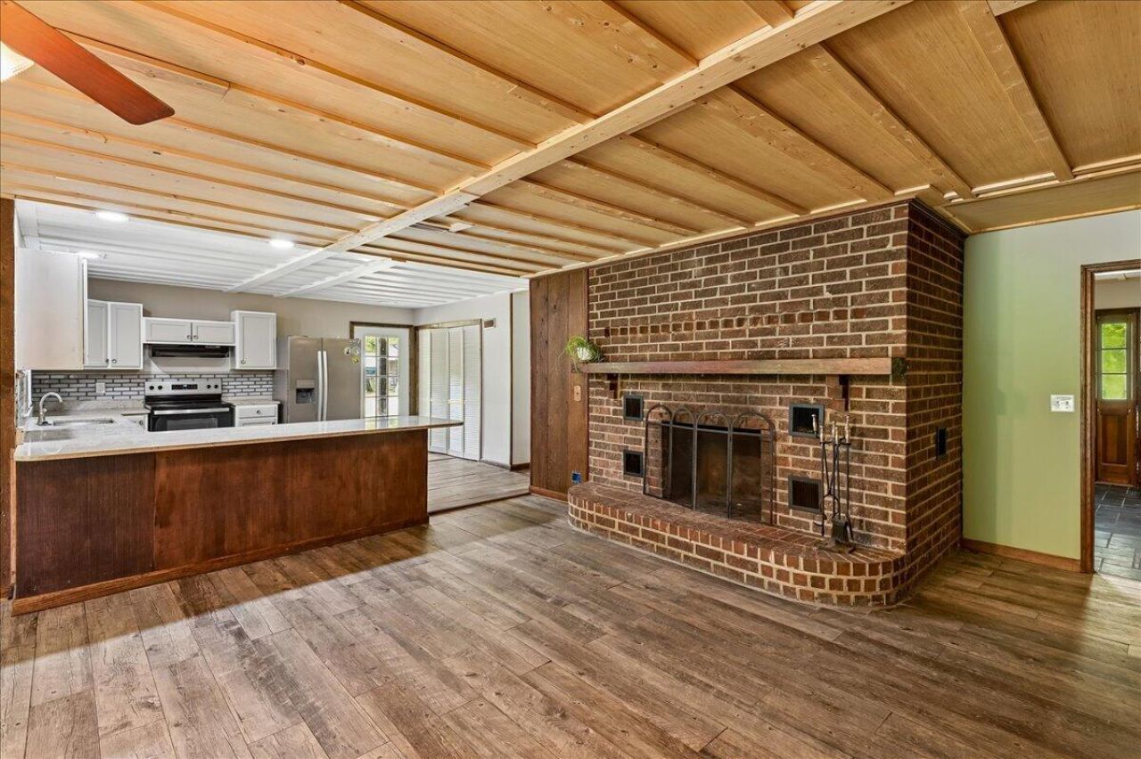 148 Claussen Street Photo 17