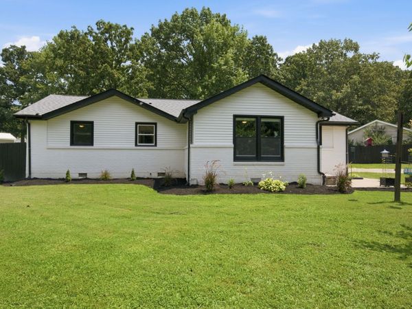 101 Hickory Dr , Dickson, TN 37055