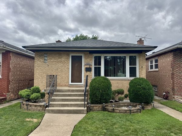 10806 S Avenue O , Chicago, IL 60617