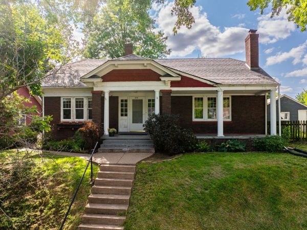2516 Middle Road , Davenport, IA 52803