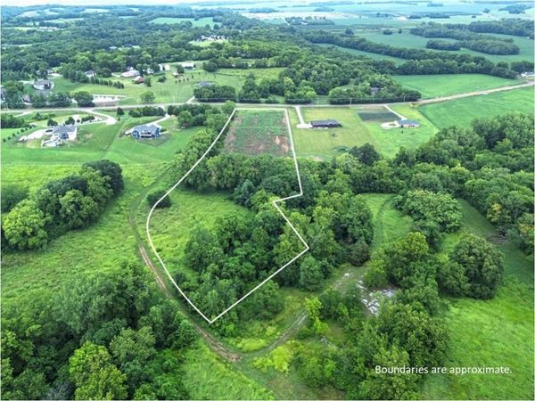 21201 E Blue Mills Road, Independence, MO 64058