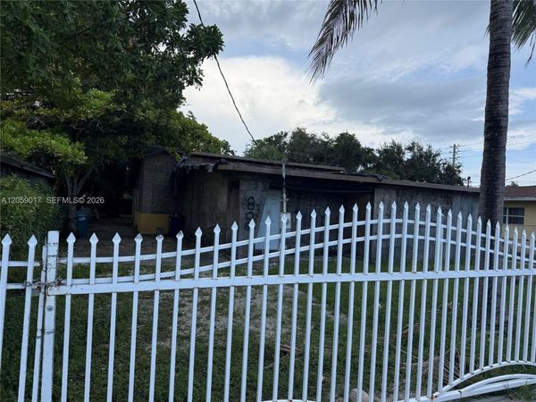 809 NW 108th St , Miami, FL 33168