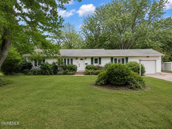 29 Highview Circle, Middletown, NJ 07748