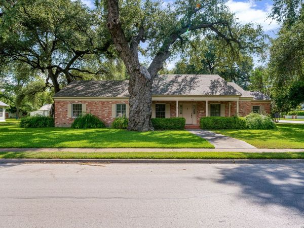 429 N High Street, Uvalde, TX 78801