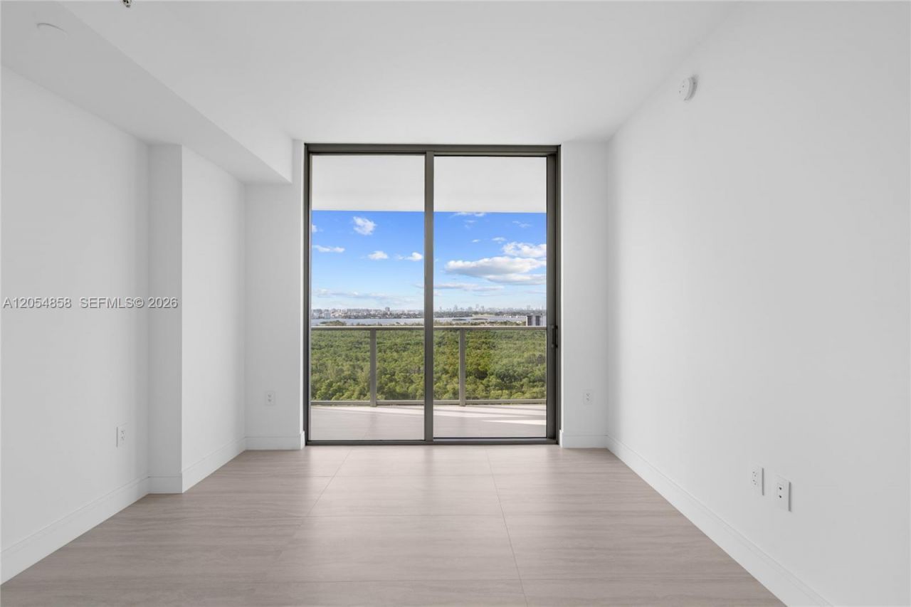 2411 Laguna Circle, Unit 1604, North Miami, FL 33181 Photo