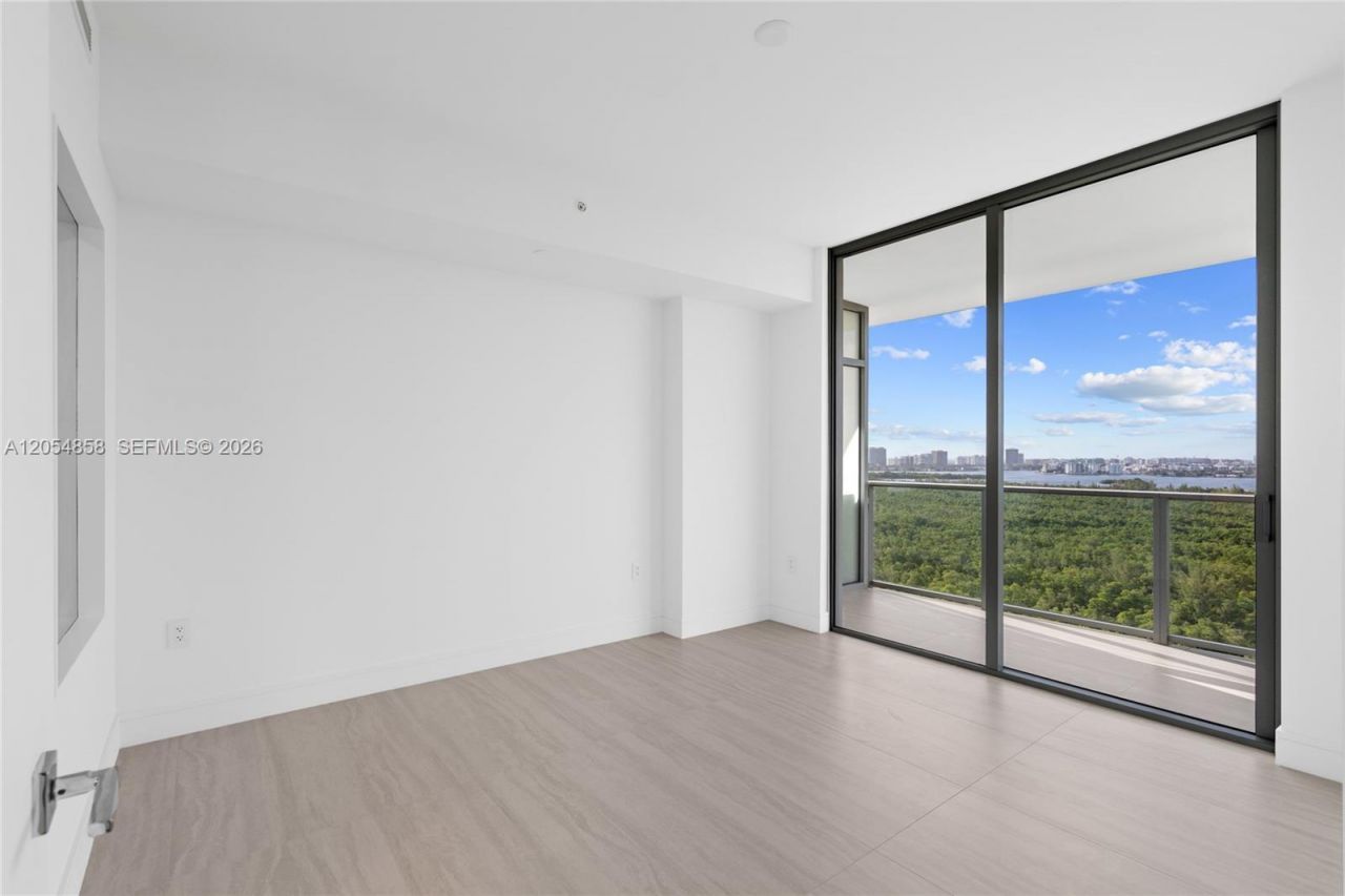 2411 Laguna Circle, Unit 1604, North Miami, FL 33181 Photo