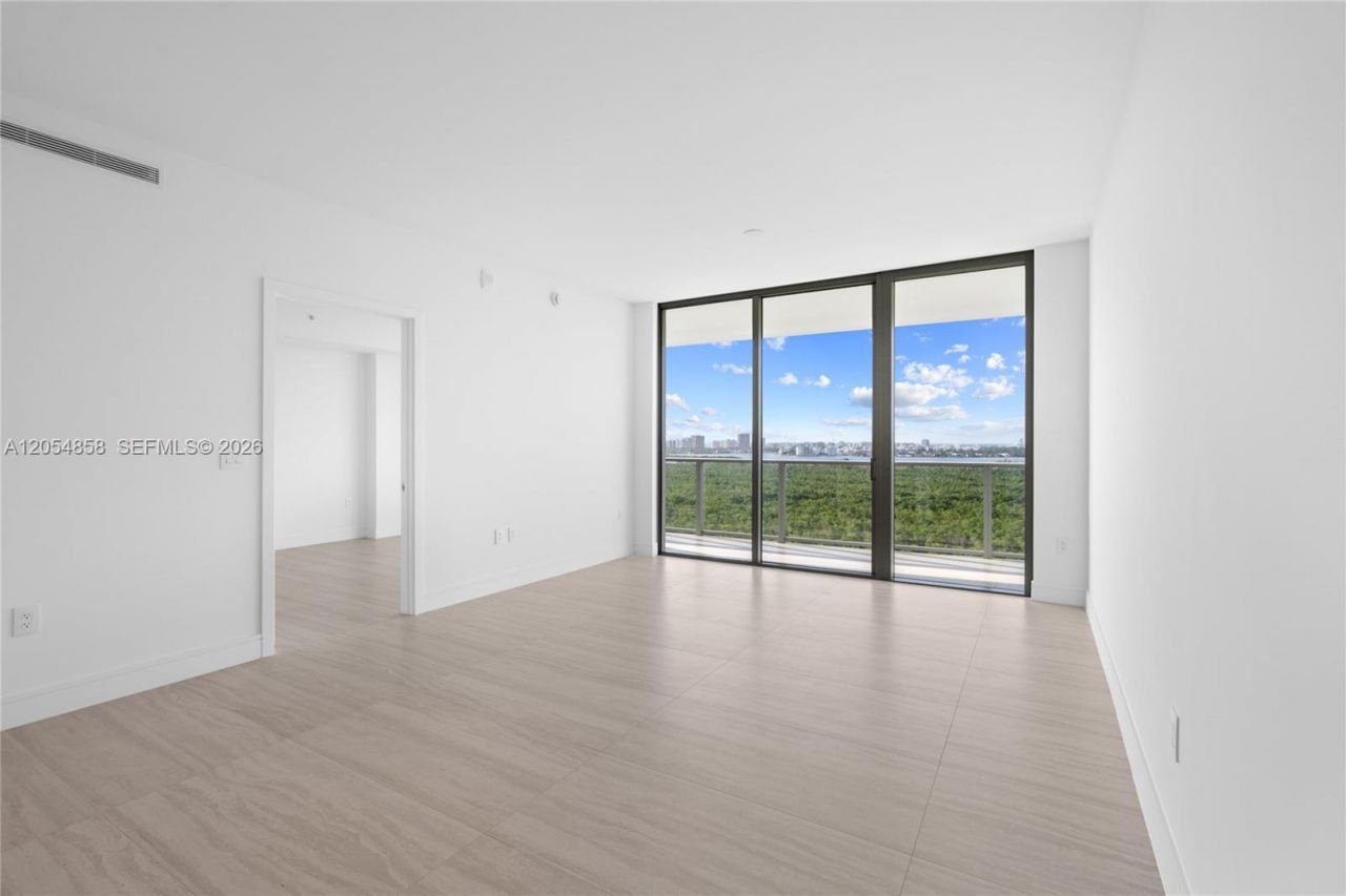 2411 Laguna Circle, Unit 1604, North Miami, FL 33181 Photo