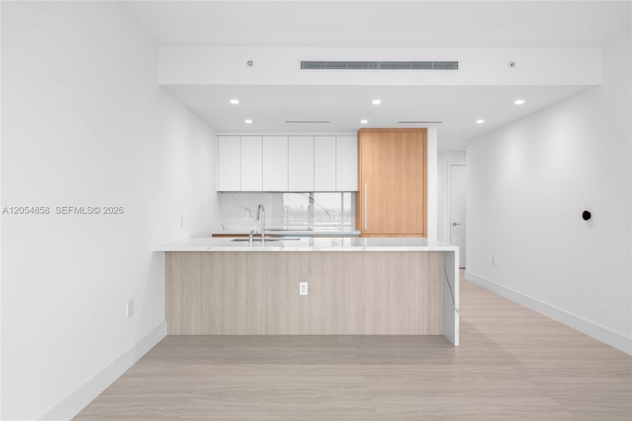 2411 Laguna Circle, Unit 1604, North Miami, FL 33181 Photo