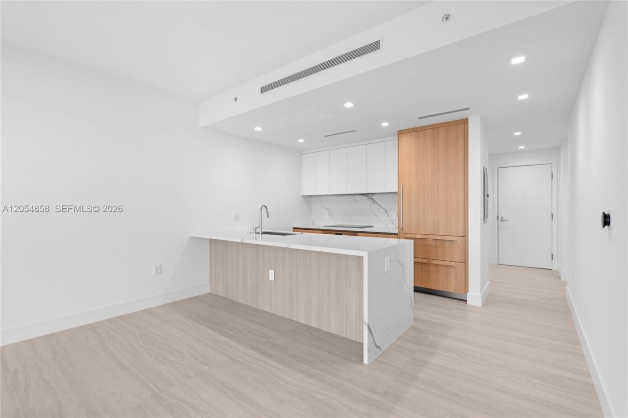 2411 Laguna Circle, Unit 1604, North Miami, FL 33181 Photo