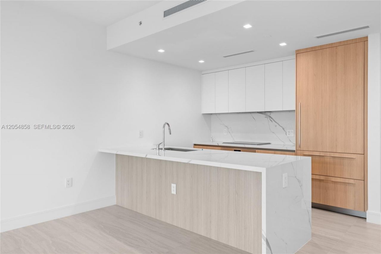 2411 Laguna Circle, Unit 1604, North Miami, FL 33181 Photo