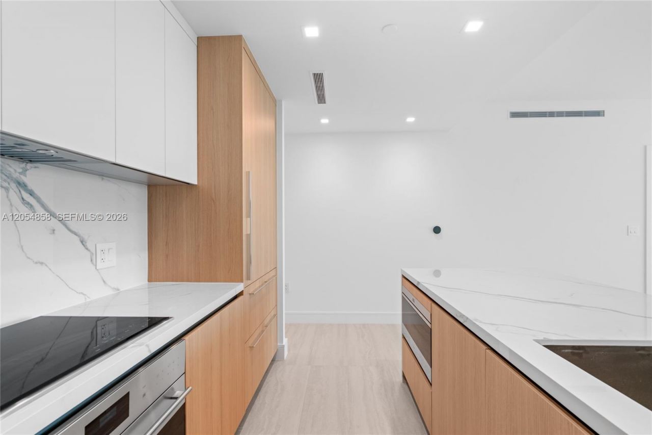 2411 Laguna Circle, Unit 1604, North Miami, FL 33181 Photo