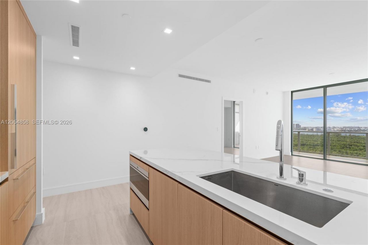 2411 Laguna Circle, Unit 1604, North Miami, FL 33181 Photo