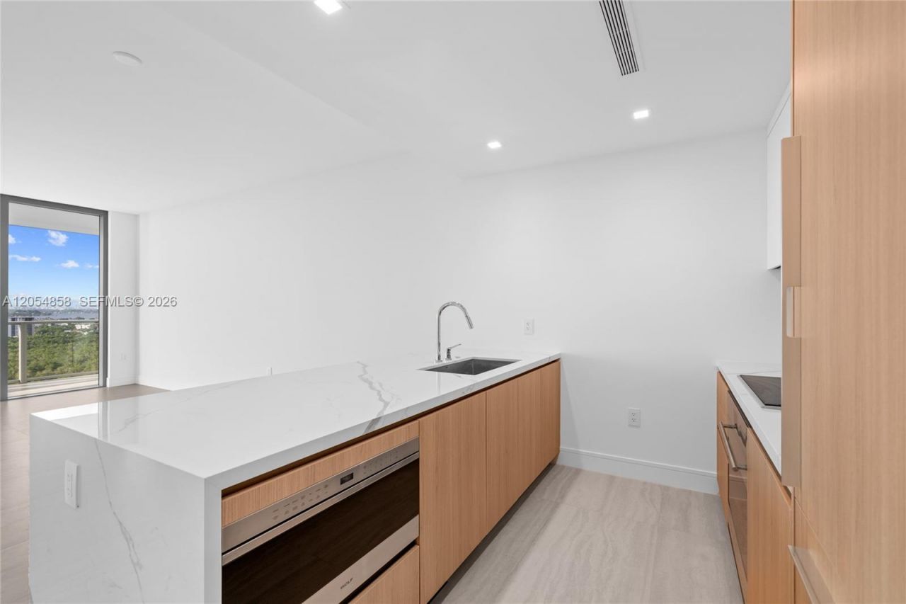 2411 Laguna Circle, Unit 1604, North Miami, FL 33181 Photo