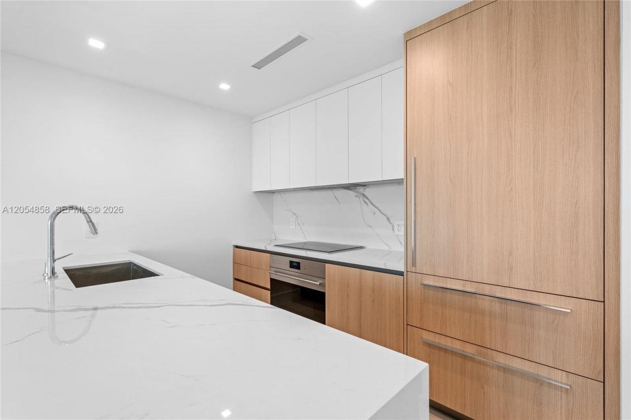 2411 Laguna Circle, Unit 1604, North Miami, FL 33181 Photo
