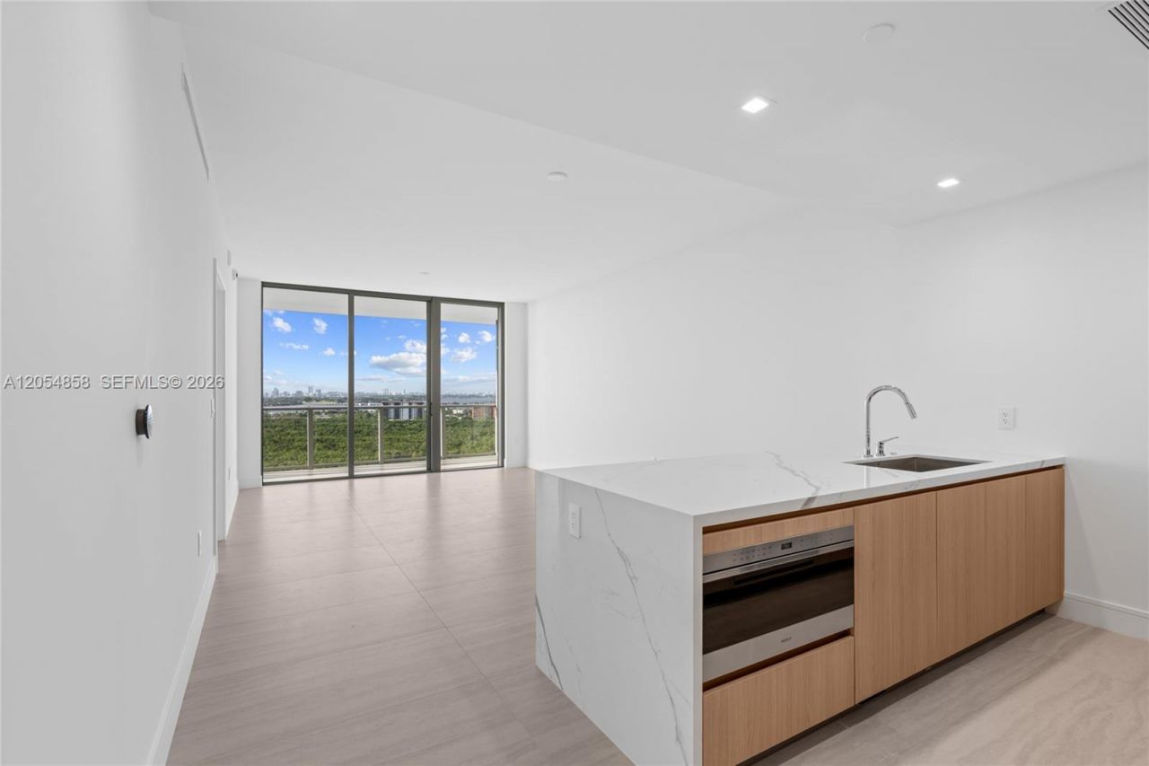 2411 Laguna Circle, Unit 1604, North Miami, FL 33181 Photo