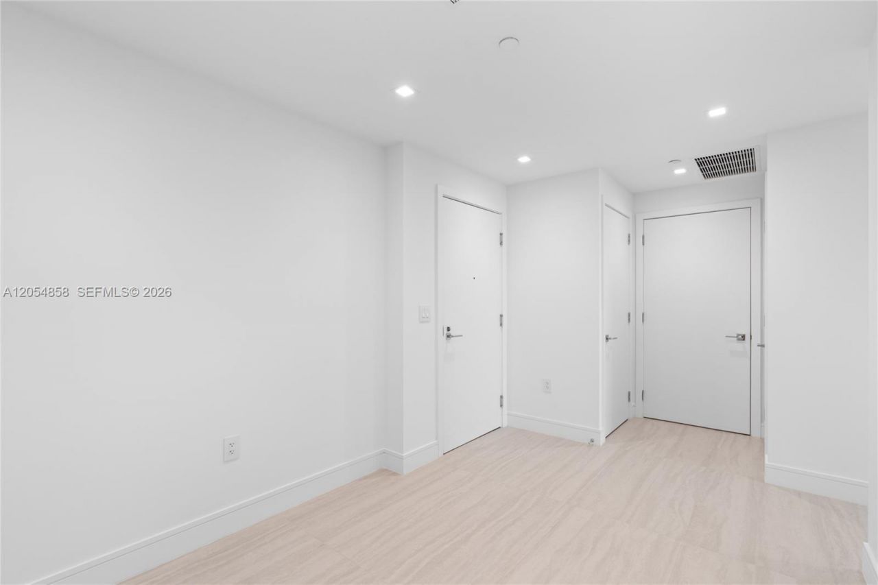 2411 Laguna Circle, Unit 1604, North Miami, FL 33181 Photo