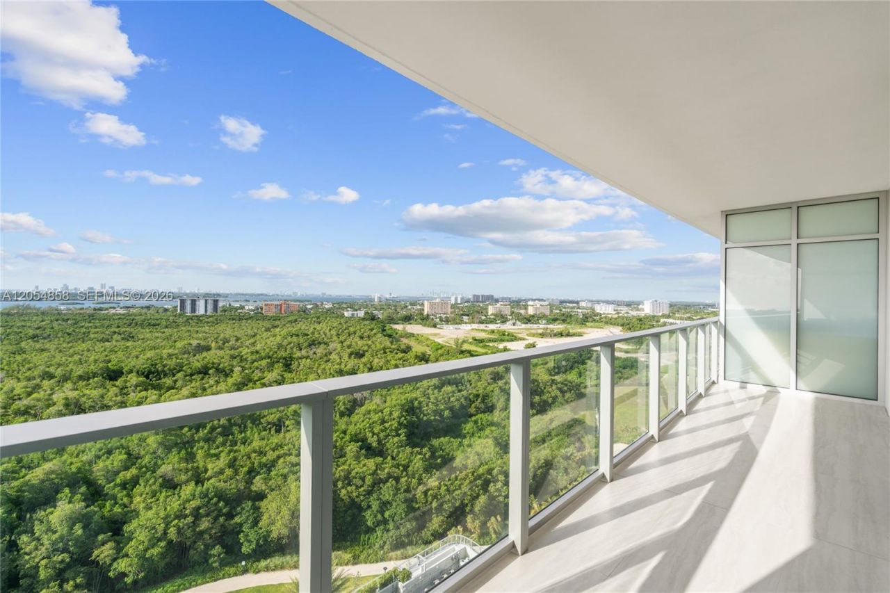 2411 Laguna Circle, Unit 1604, North Miami, FL 33181 Photo