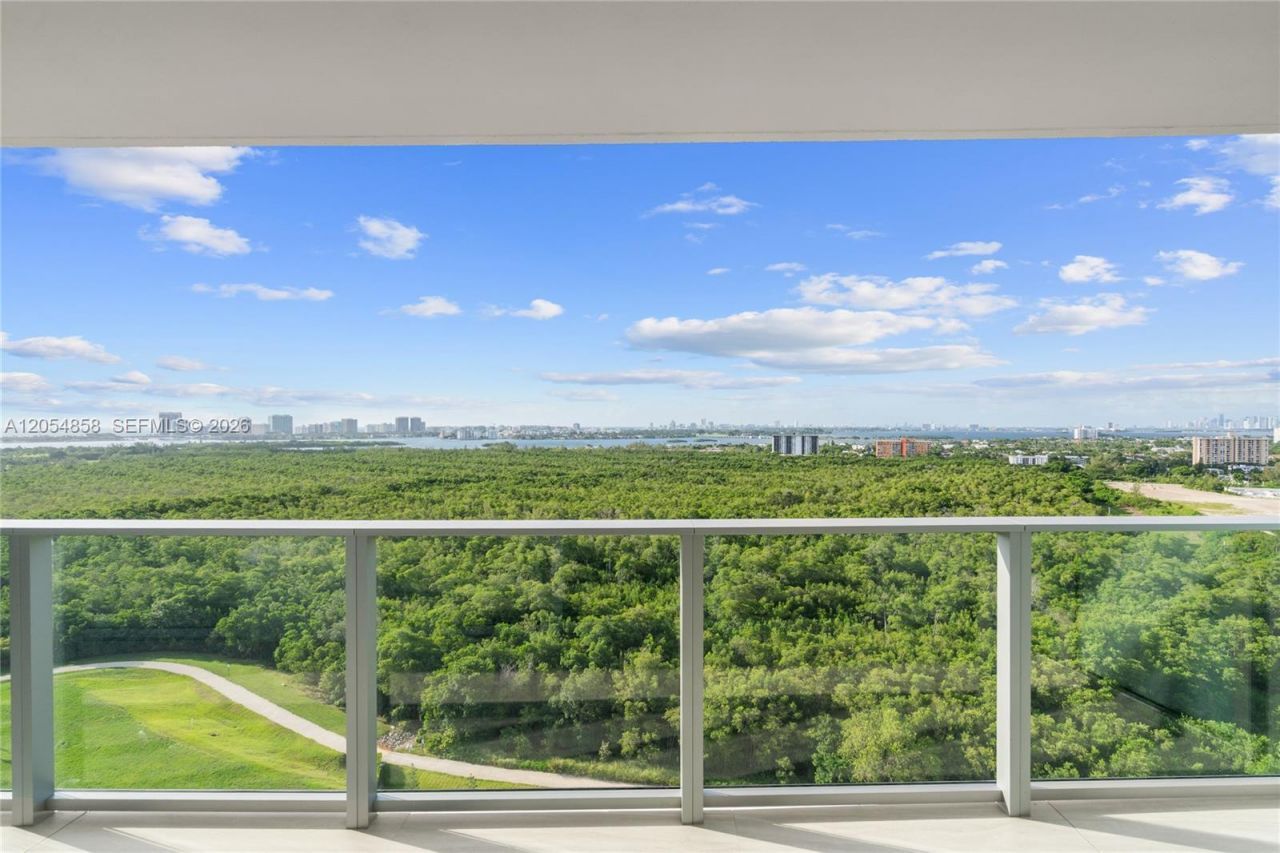2411 Laguna Circle, Unit 1604, North Miami, FL 33181 Photo