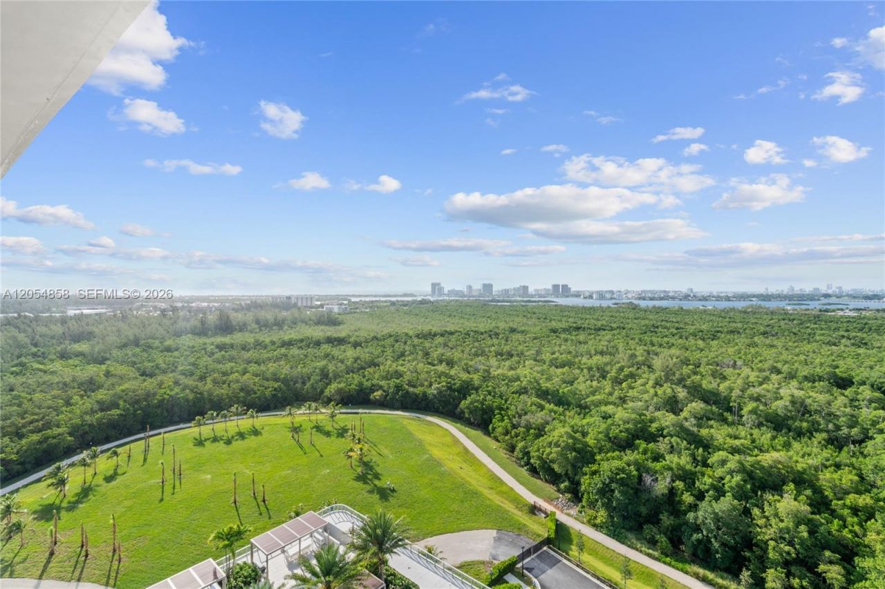 2411 Laguna Circle, Unit 1604, North Miami, FL 33181 Photo