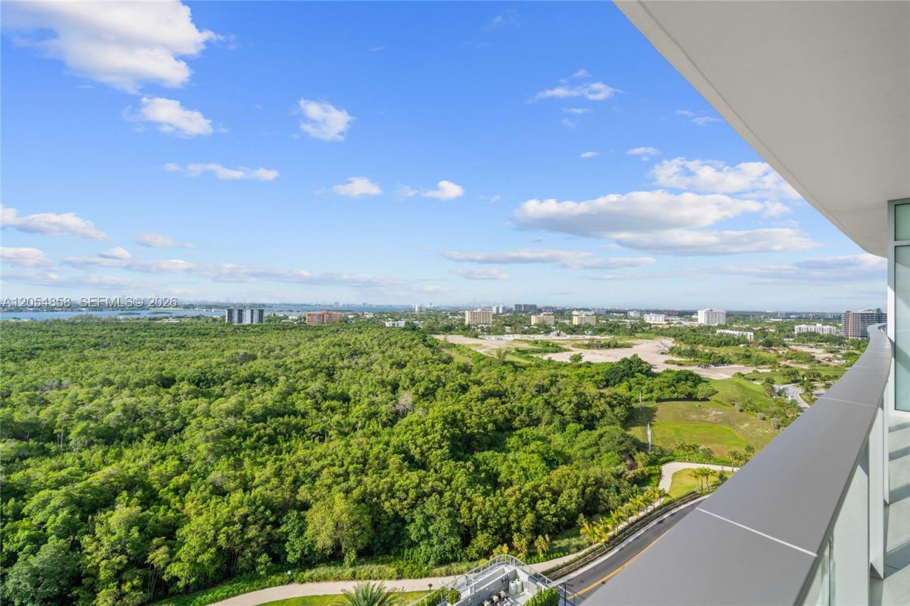 2411 Laguna Circle, Unit 1604, North Miami, FL 33181 Photo