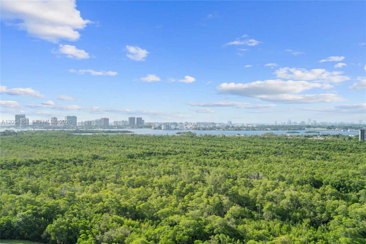 2411 Laguna Circle, Unit 1604, North Miami, FL 33181 Photo