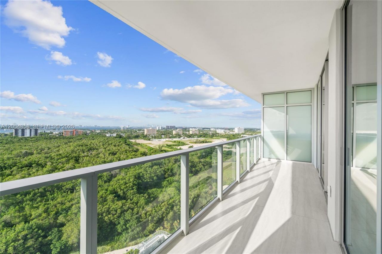 2411 Laguna Circle, Unit 1604, North Miami, FL 33181 Photo
