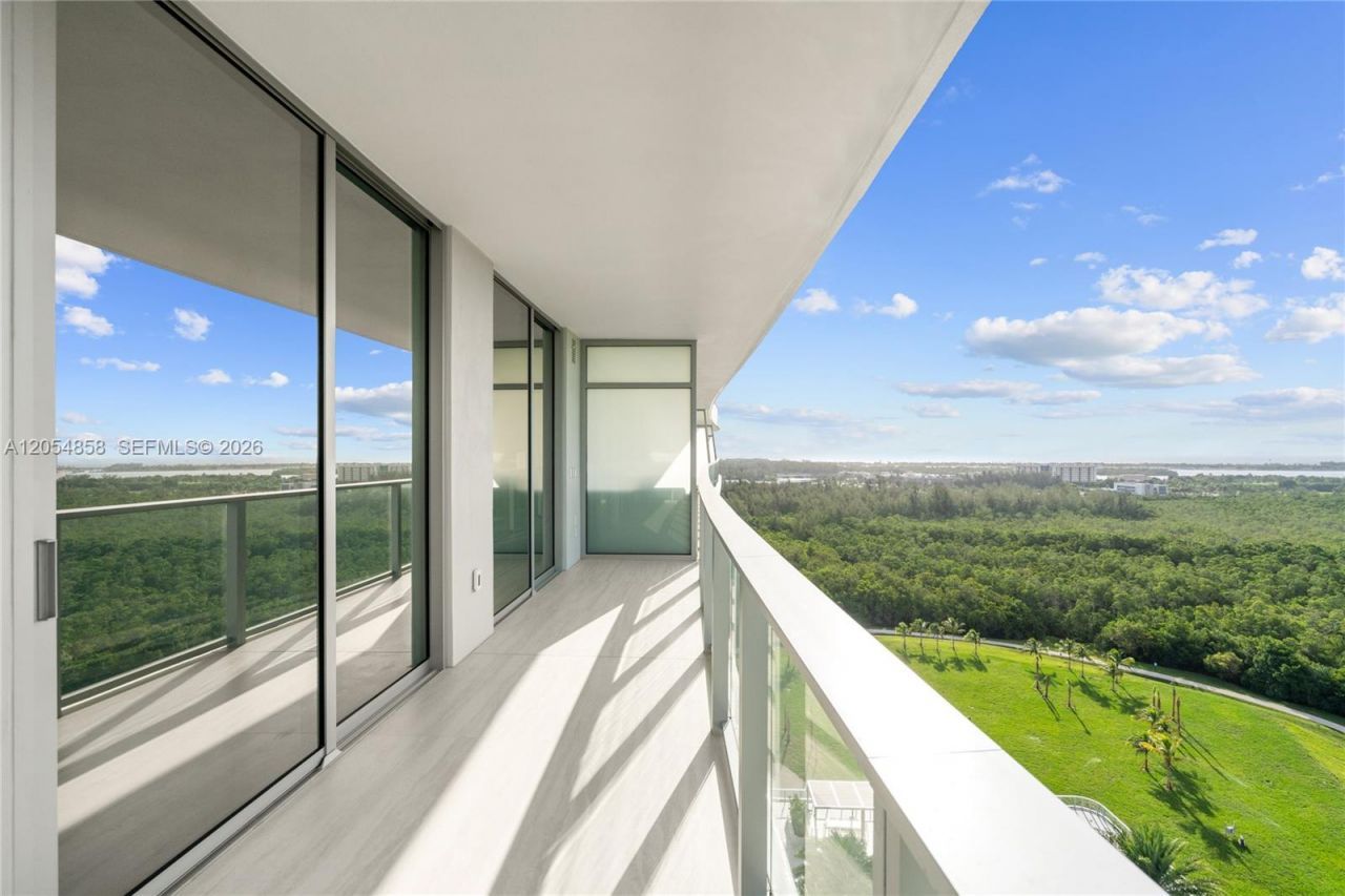 2411 Laguna Circle, Unit 1604, North Miami, FL 33181 Photo