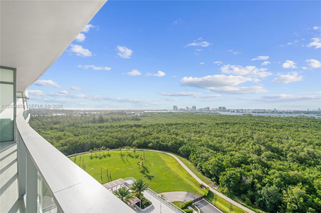 2411 Laguna Circle, Unit 1604, North Miami, FL 33181 Photo