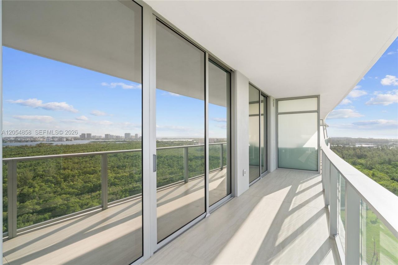 2411 Laguna Circle, Unit 1604, North Miami, FL 33181 Photo