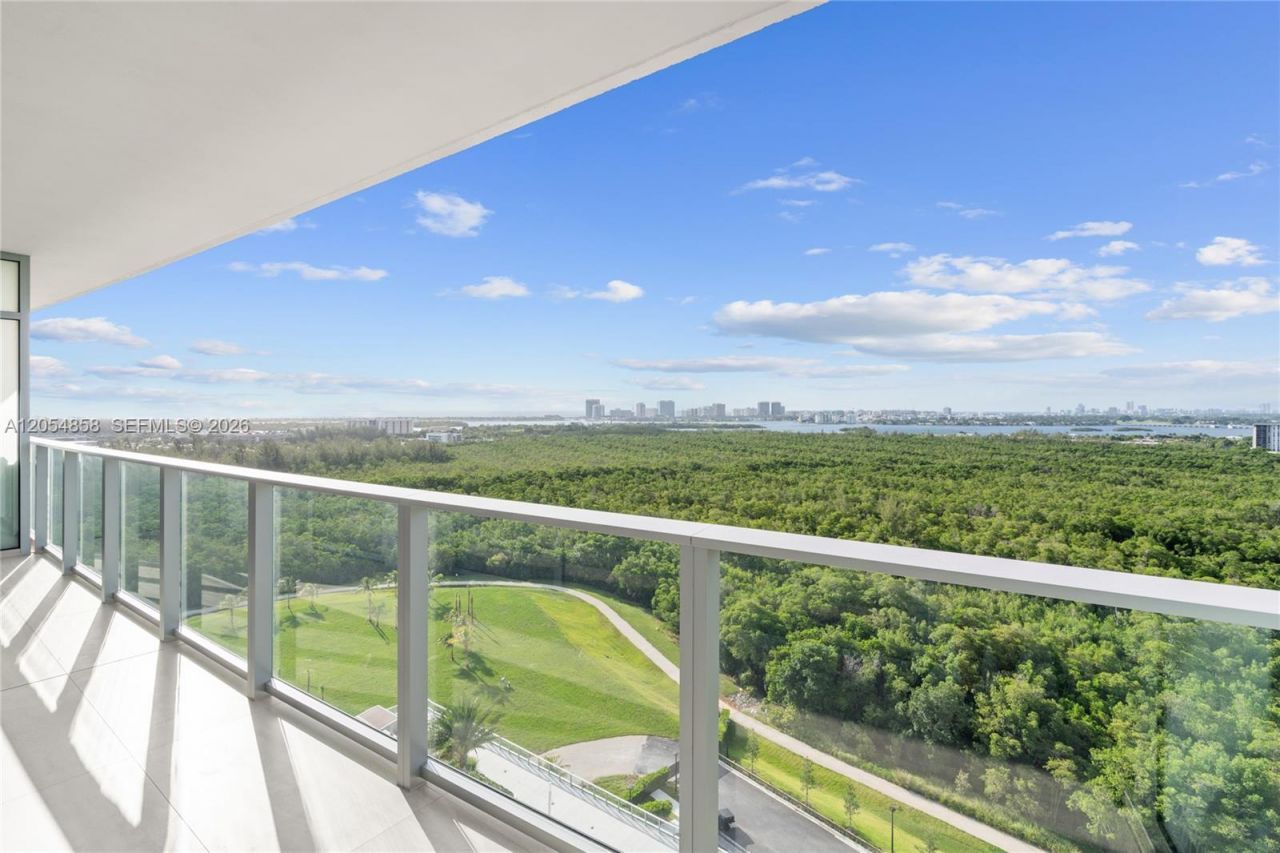 2411 Laguna Circle, Unit 1604, North Miami, FL 33181 Photo