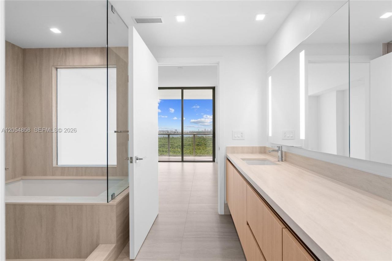 2411 Laguna Circle, Unit 1604, North Miami, FL 33181 Photo