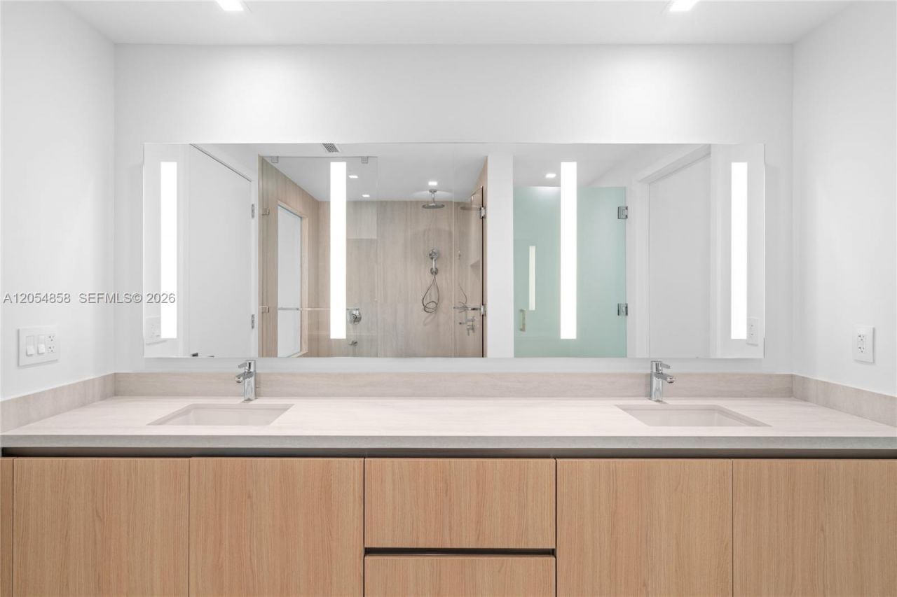 2411 Laguna Circle, Unit 1604, North Miami, FL 33181 Photo