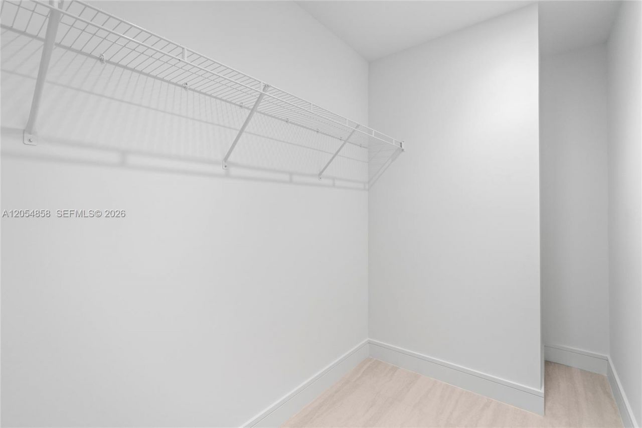 2411 Laguna Circle, Unit 1604, North Miami, FL 33181 Photo