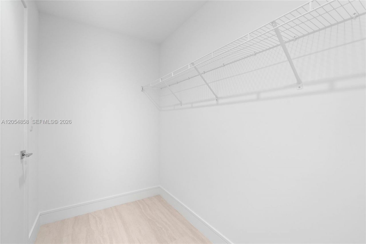 2411 Laguna Circle, Unit 1604, North Miami, FL 33181 Photo