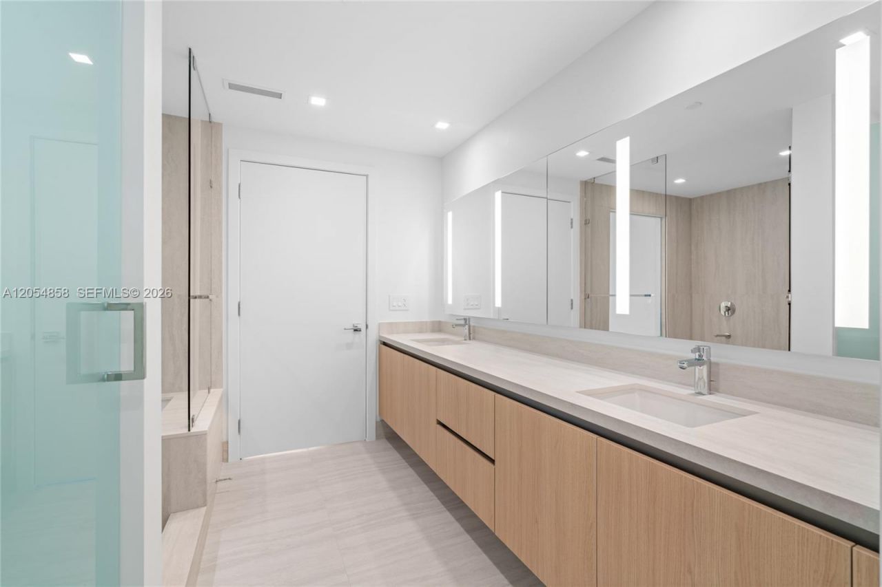 2411 Laguna Circle, Unit 1604, North Miami, FL 33181 Photo