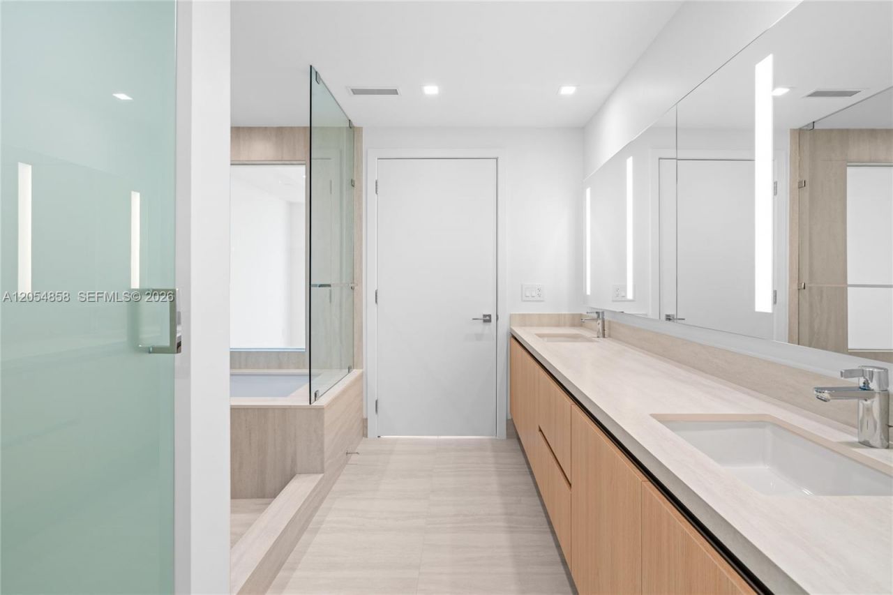 2411 Laguna Circle, Unit 1604, North Miami, FL 33181 Photo