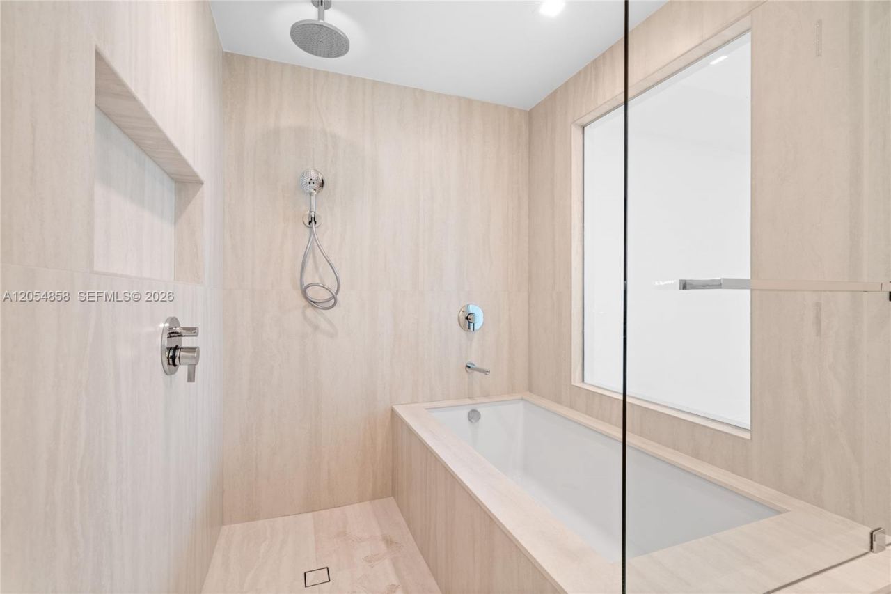 2411 Laguna Circle, Unit 1604, North Miami, FL 33181 Photo