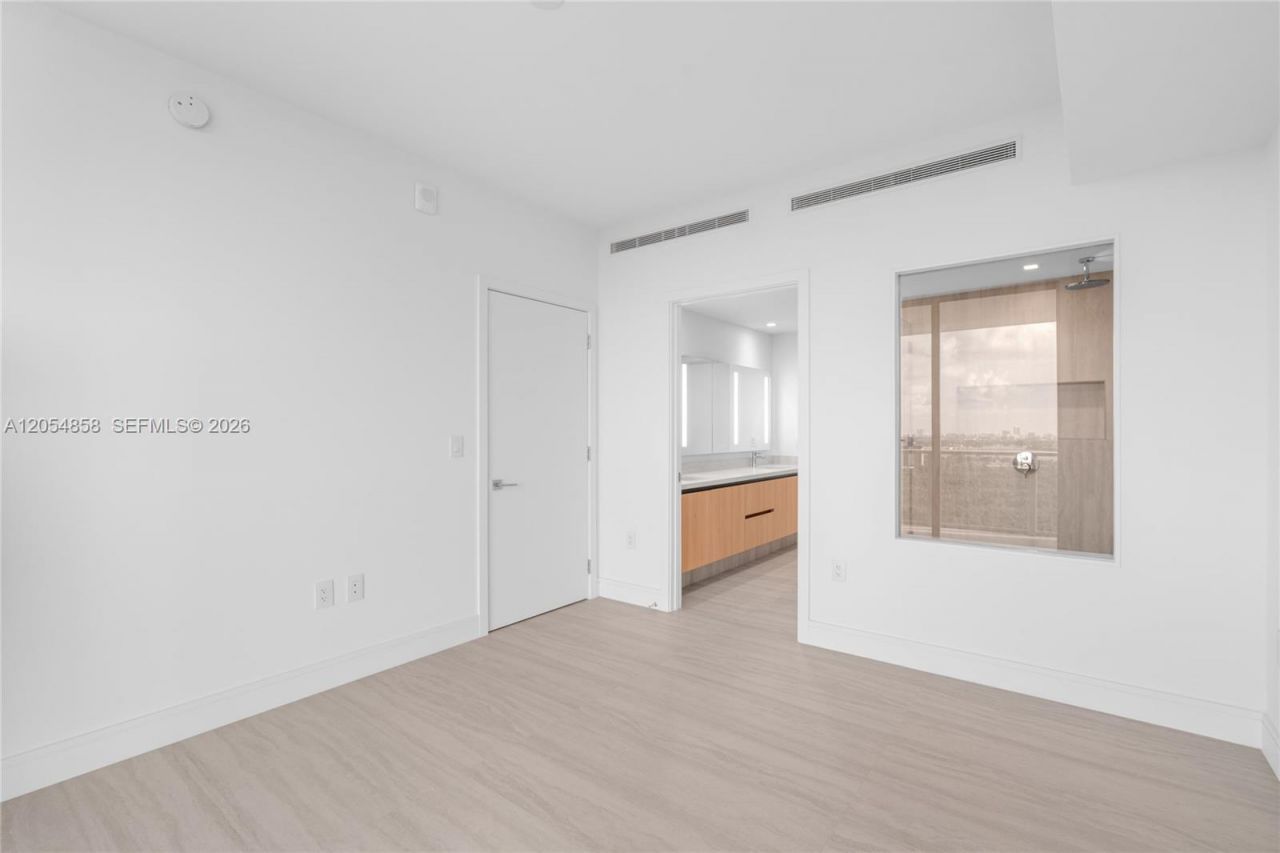 2411 Laguna Circle, Unit 1604, North Miami, FL 33181 Photo