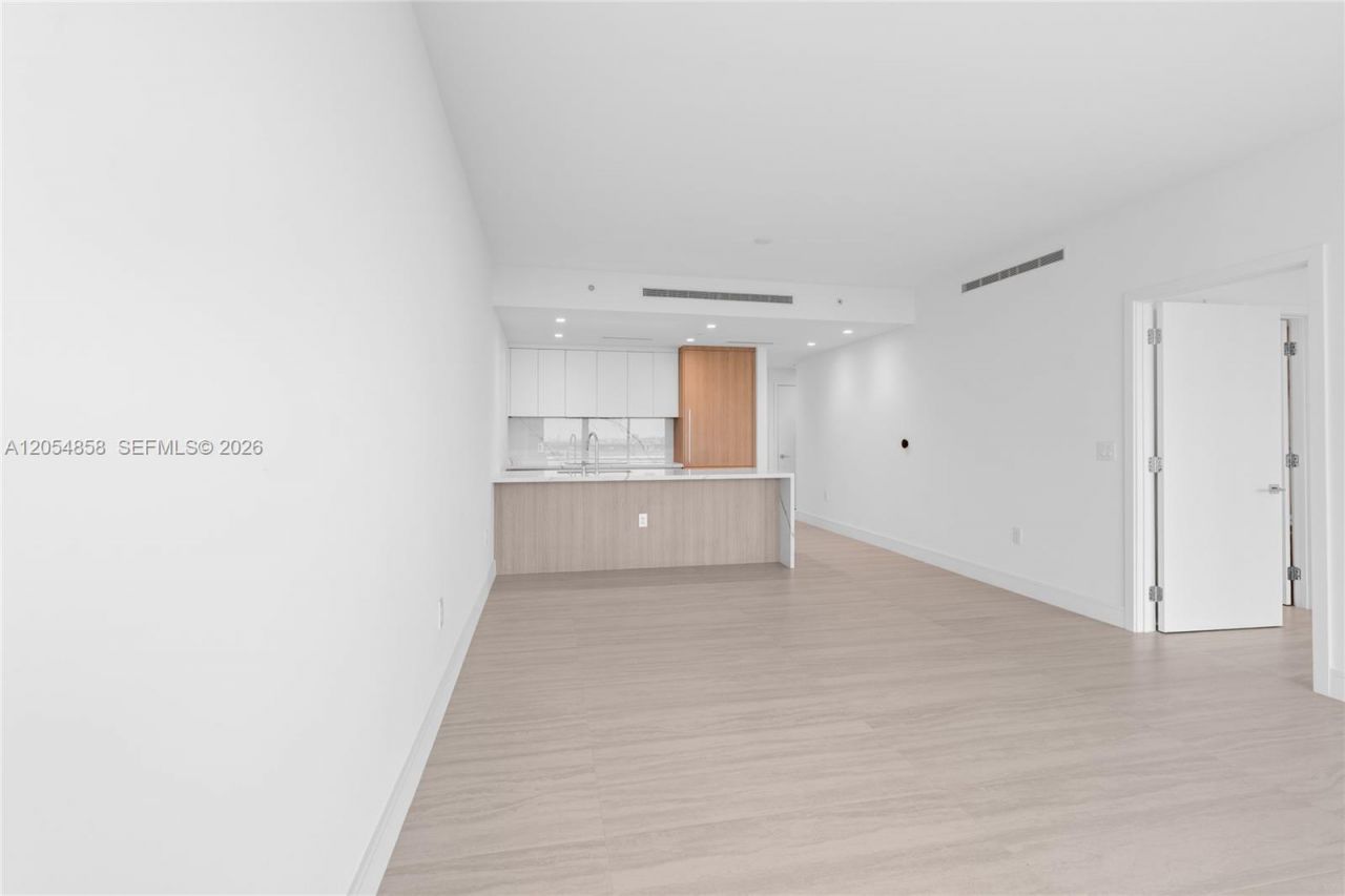 2411 Laguna Circle, Unit 1604, North Miami, FL 33181 Photo