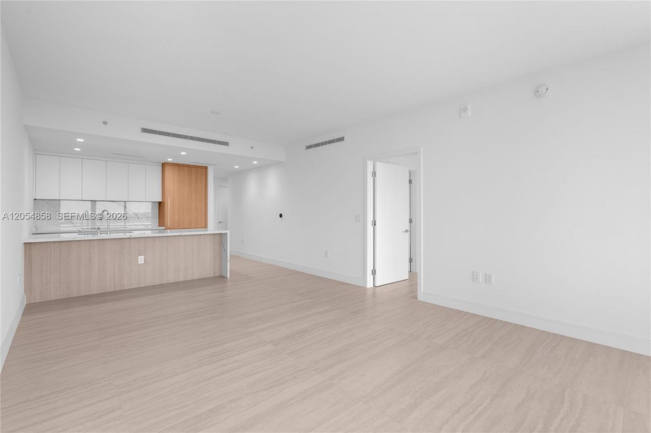 2411 Laguna Circle, Unit 1604, North Miami, FL 33181 Photo