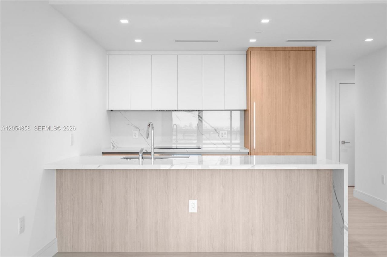 2411 Laguna Circle, Unit 1604, North Miami, FL 33181 Photo